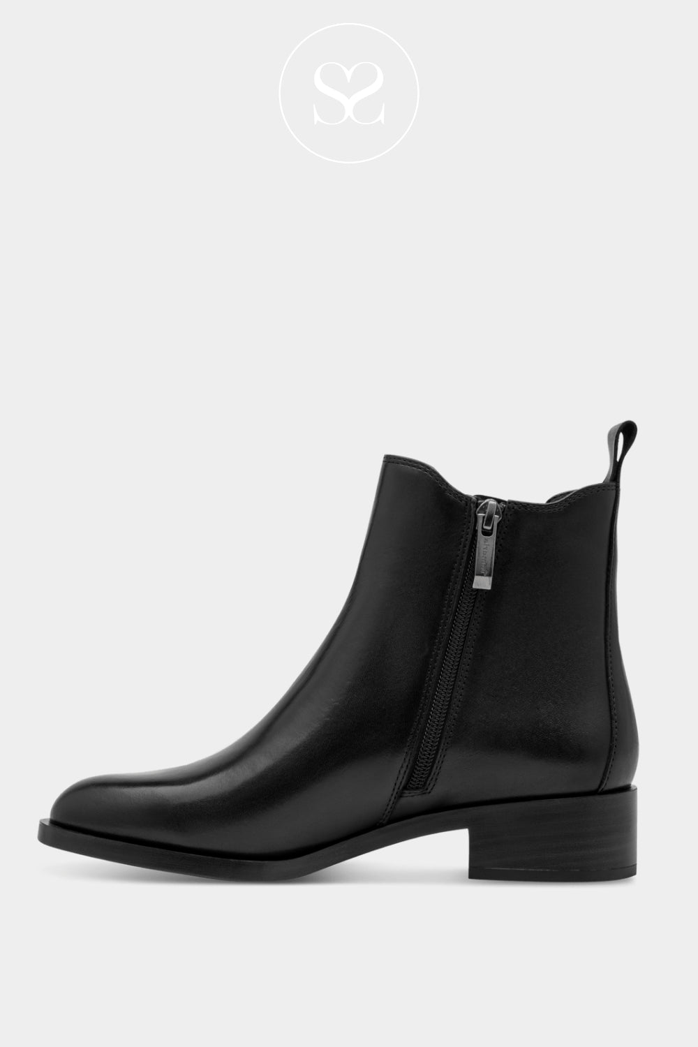 Tamaris Black Leather Chelsea Boots with a Zipper for Women