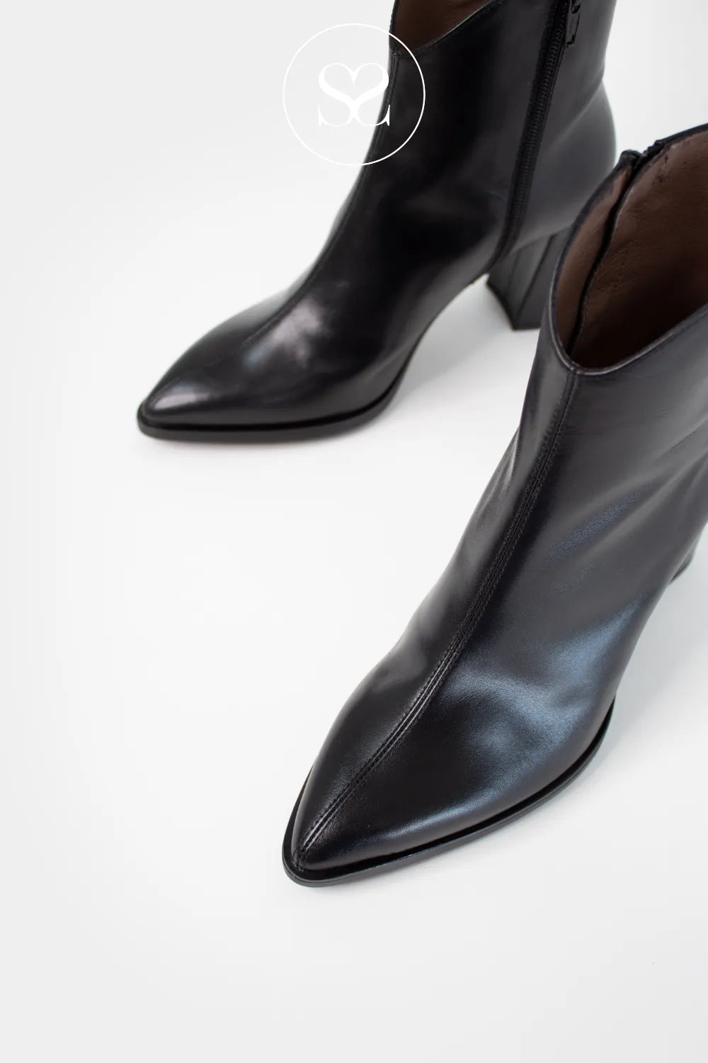 WONDERS BLACK POINTED TOE HIGH HEELED ANKLE BOOTS M-5430 WITH SOFT LEATHER LINING AND INSIDE ZIP FASTENER