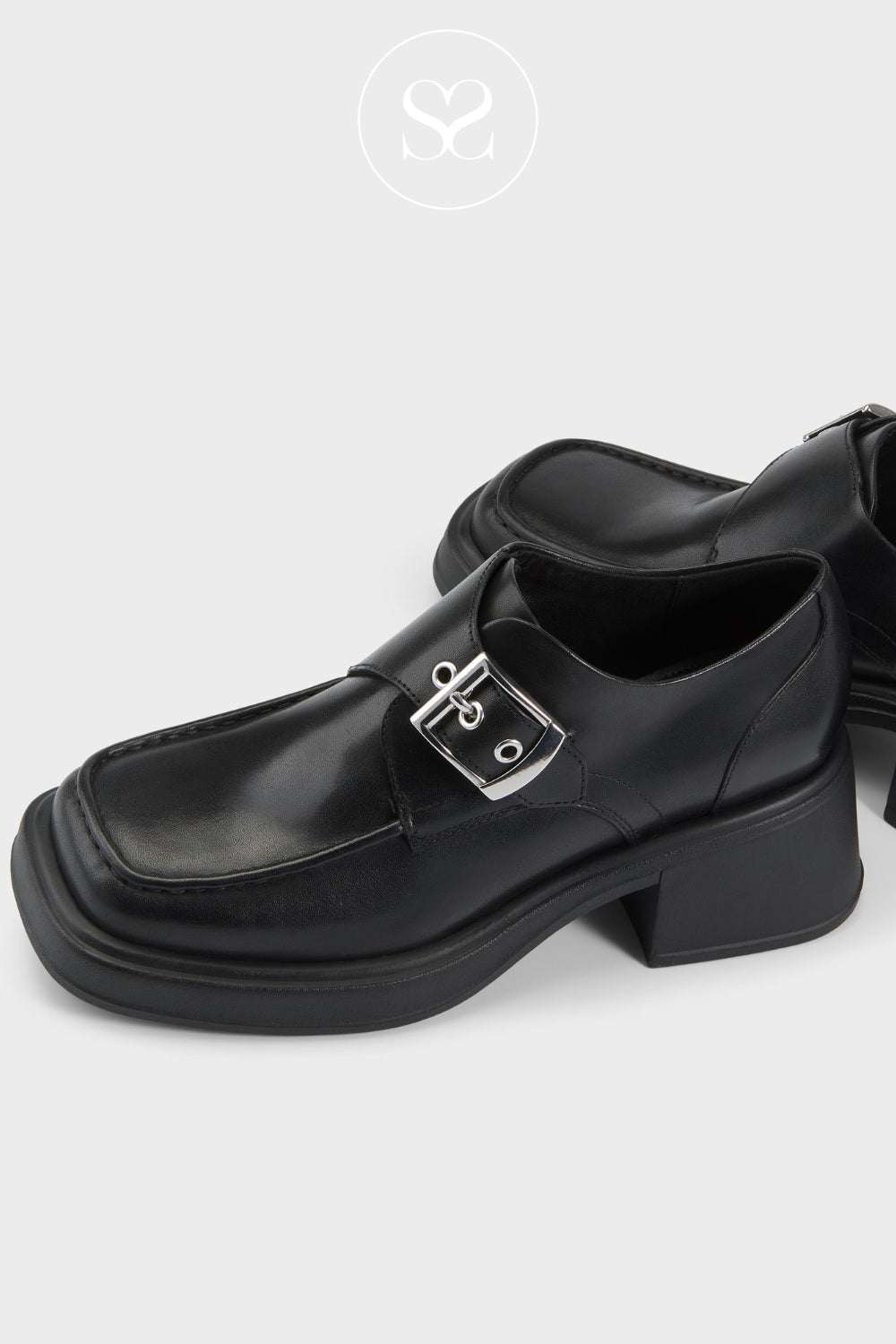 Chunky 90s style black leather shoes for women with squared toe and platform sole