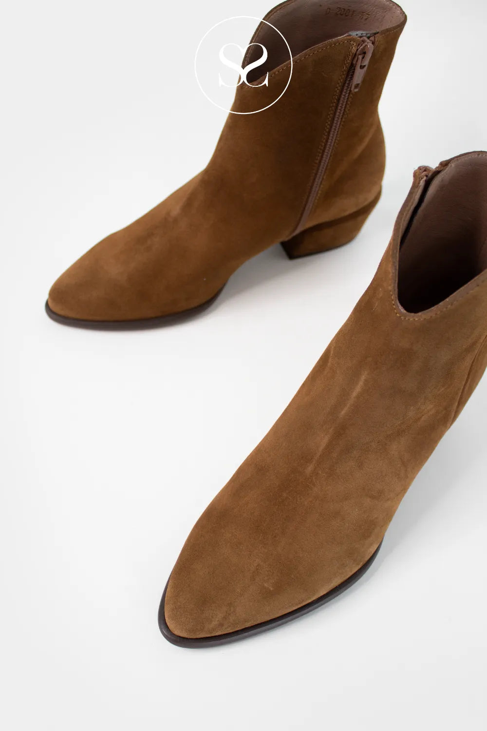 WONDERS TAN SUEDE POINTED TOE WESTERN STYLE ANKLE BOOTS D-2001 WITH LOW BLOCK HEEL AND POINTED TOE FOR A CLASSIC LOOK