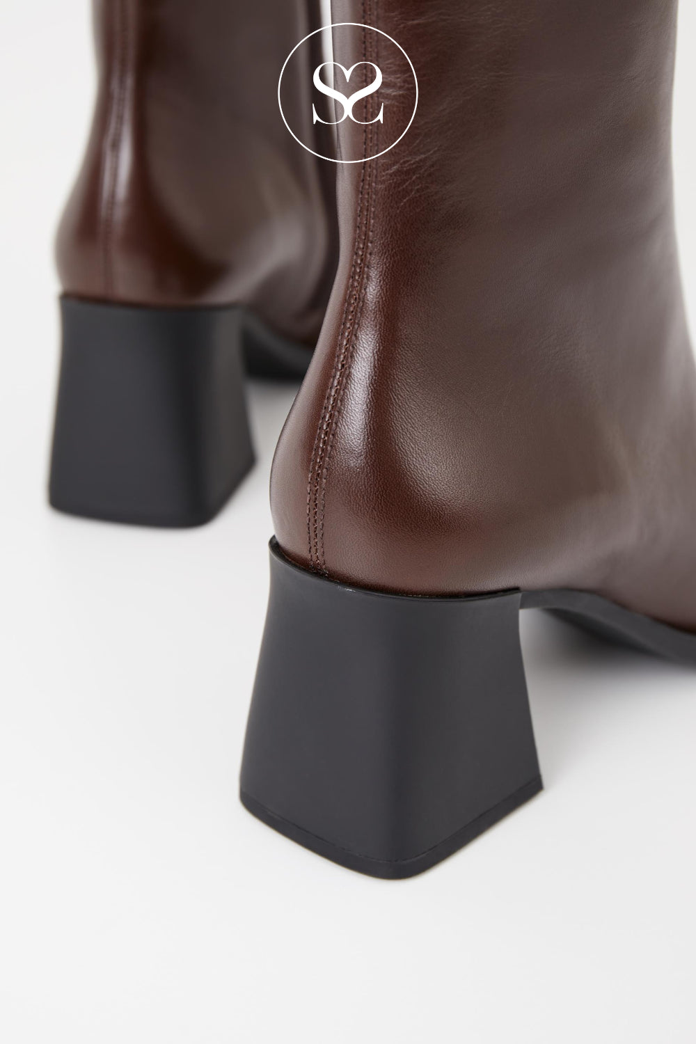 CLOSE UP OF BLOCK HEEL ON SQUARE TOE VAGABOND HEDDA BROWN BOOTS