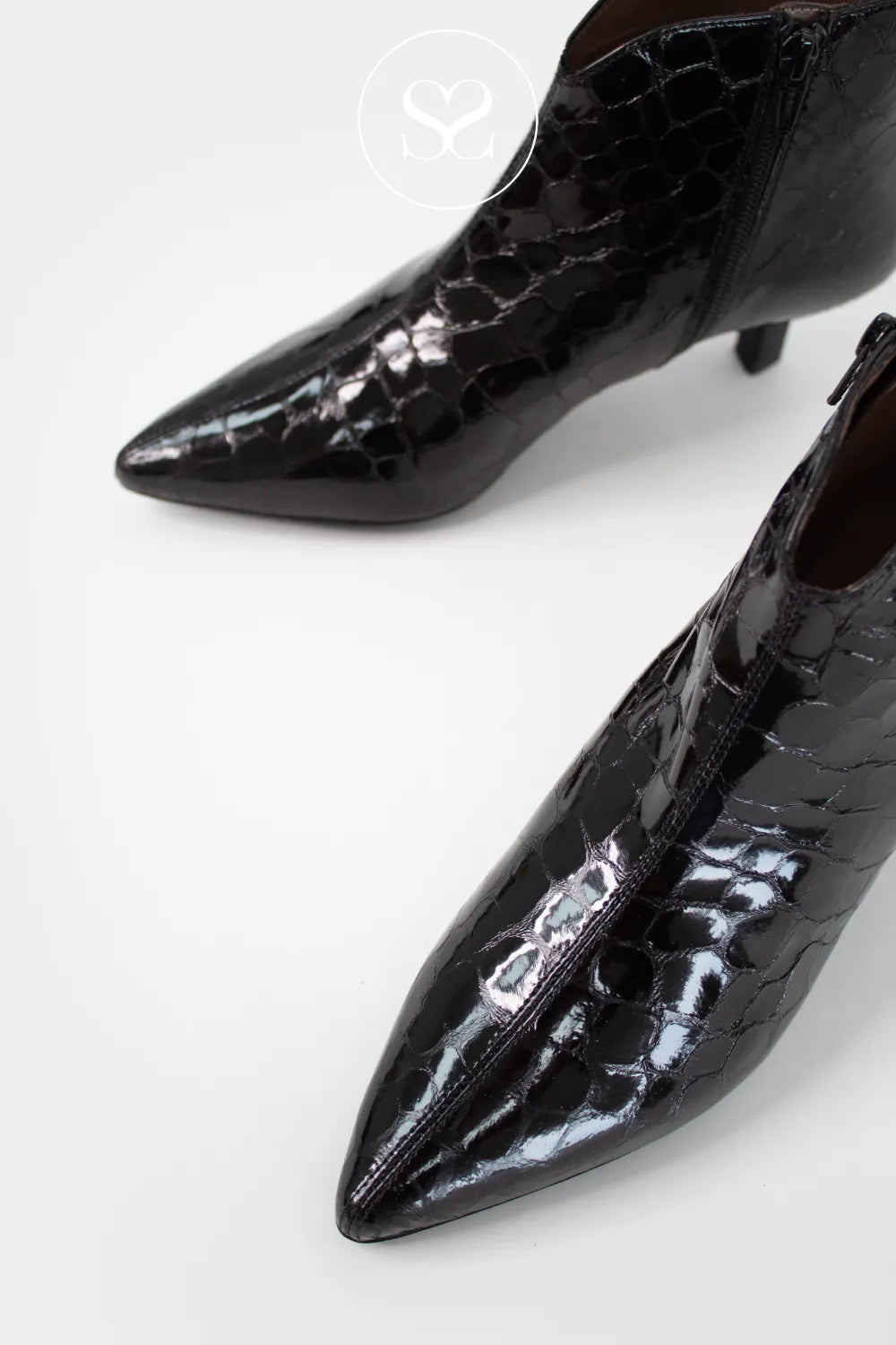WONDERS BLACK PATENT CROC EFFECT POINTED TOE ANKLE BOOTS G-7120 LEATHER BOOTS FOR WOMEN WITH POINTED TOE FOR A CLASSIC LOOK