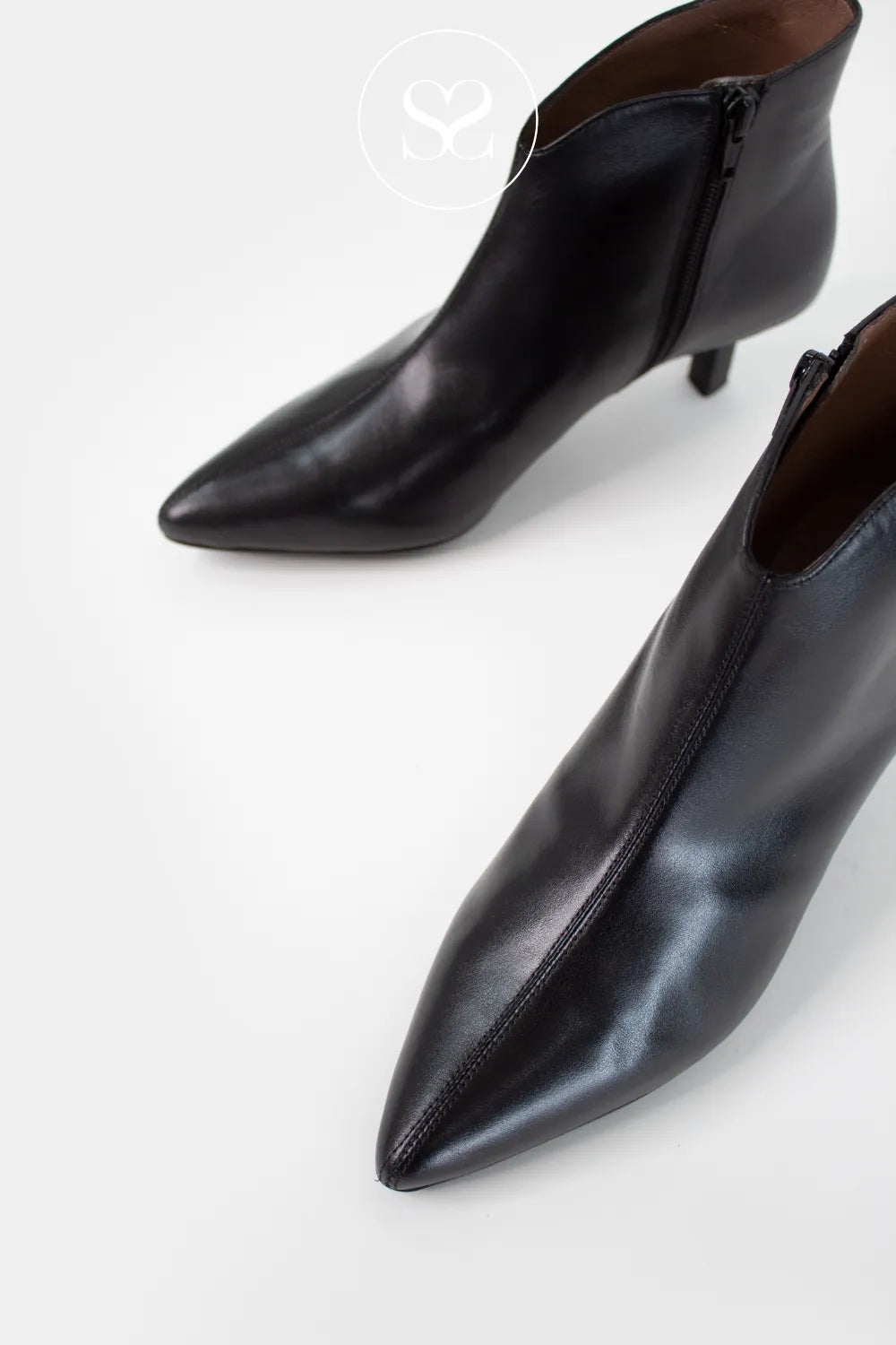 WONDERS BLACK POINTED TOE ANKLE BOOTS G-7120 FOR WOMEN WITH CLASSIC POINTED TOE DETAIL AND INSIDE ZIP FOR CLOSURE