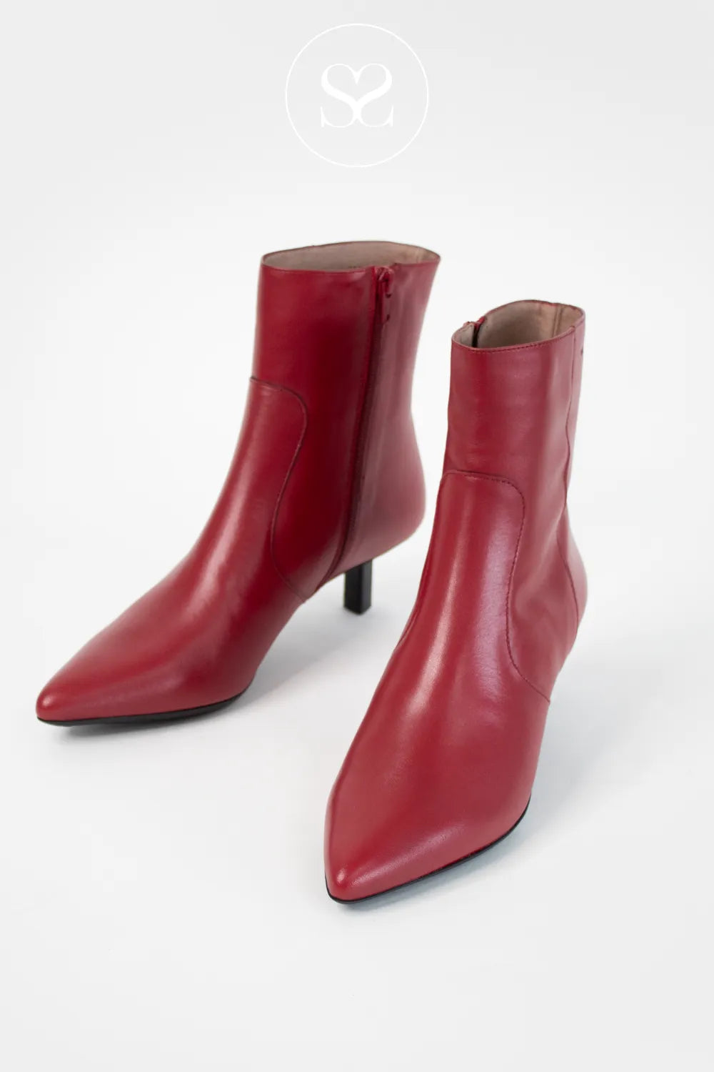 WONDERS RED POINTED TOE KITTEN HEEL ANKLE BOOTS G-7111 WITH CHIC POINTED TOE AND A KITTEN HEEL