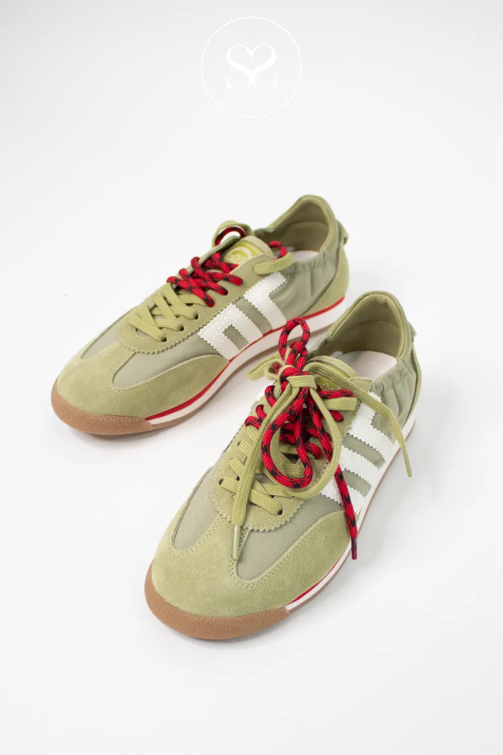 Back 70 green sneakers with white and red ascents. Gum sole at the toe. Comfortable fashion trainers. Double lace.
