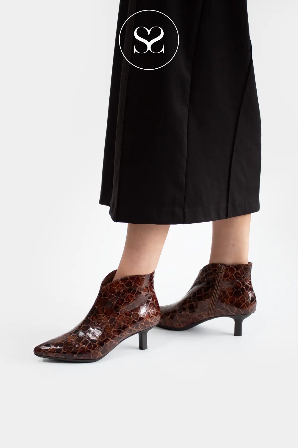WONDERS TAN CROC EFFECT POINTED TOE ANKLE BOOTS G-7120 WITH KITTEN HEEL AND INSIDE ZIP