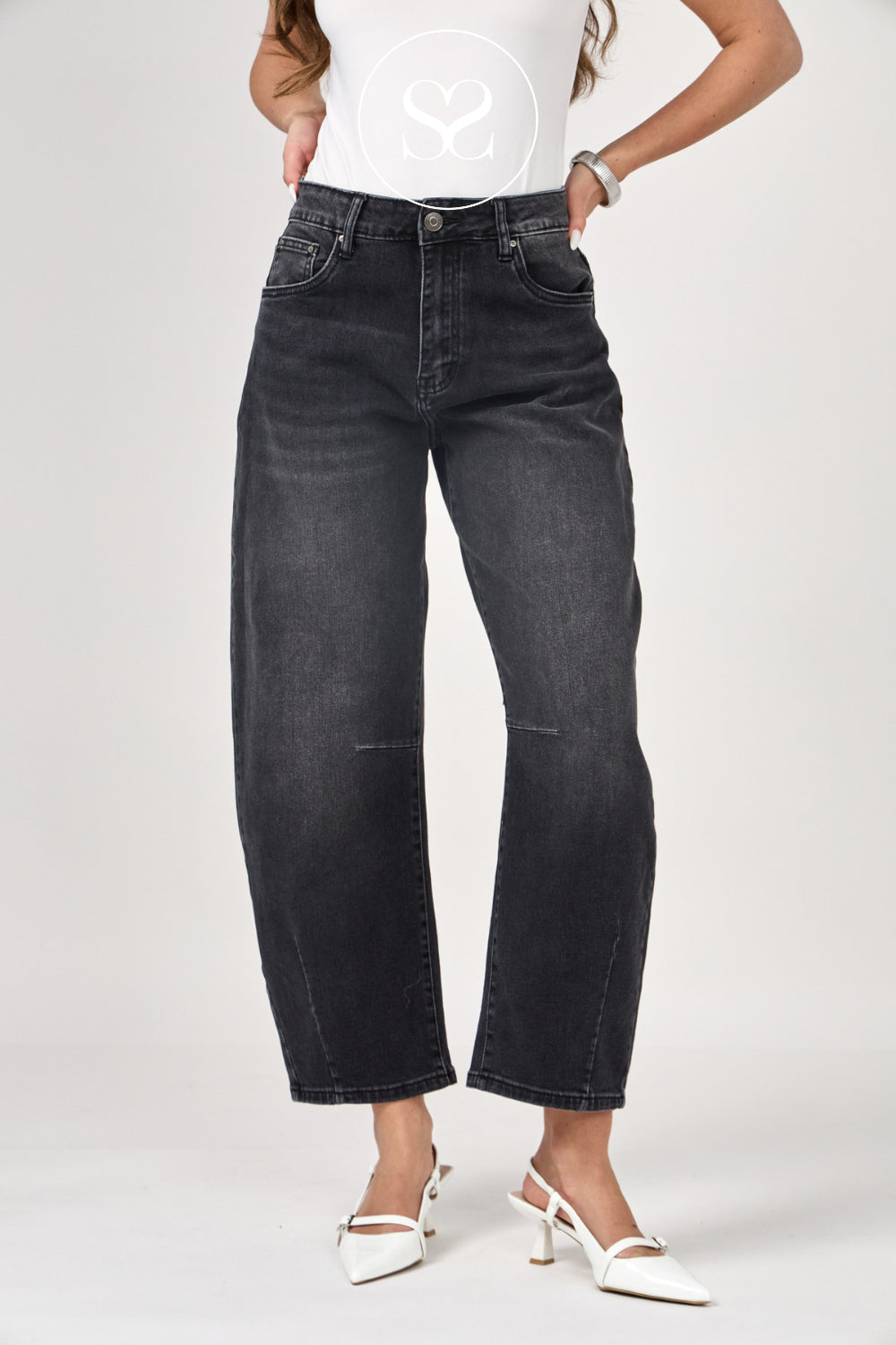 Black Cropped Barrel Jeans - Livia