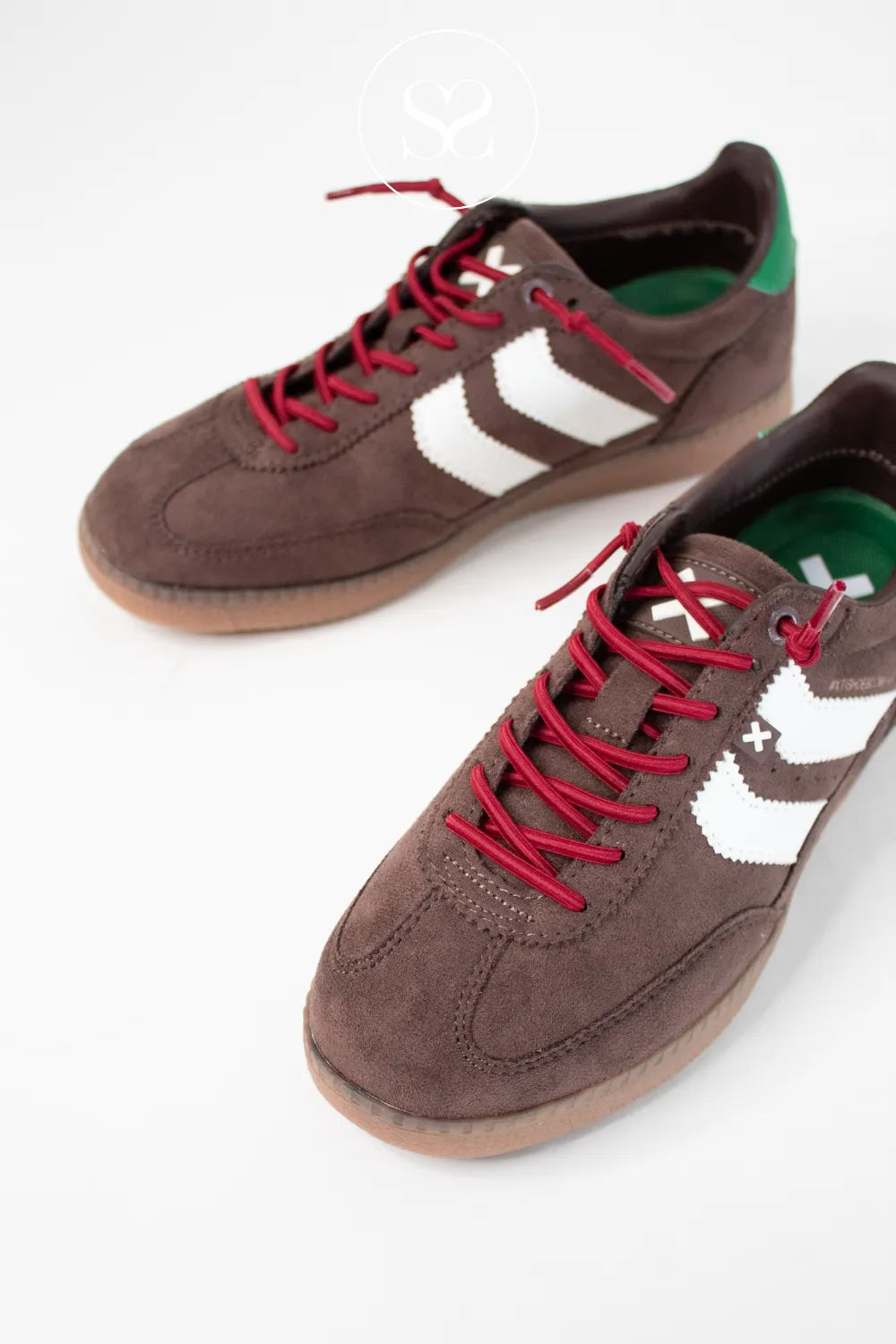 XTI BROWN, WHITE AND GREEN PULL ON TRAINERS 144170 SNEAKERS FOR WOMEN WITH BROWN SUEDE TOE CAP AND XTI LOGO DETAIL ON TONGUE