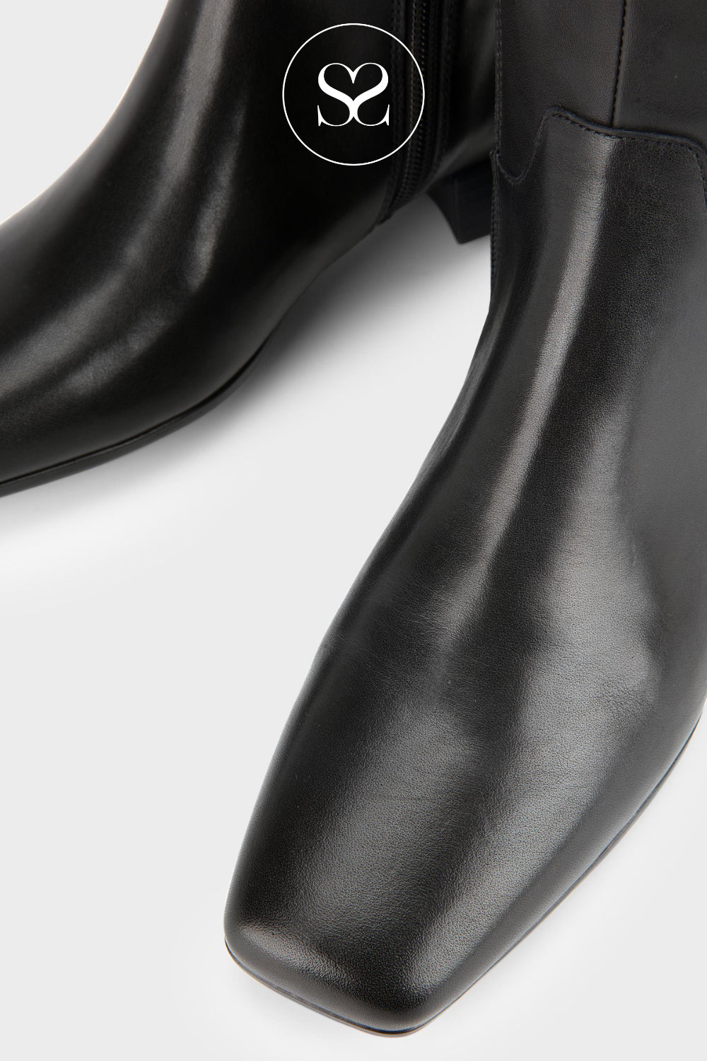Vagabond Black Knee High Boots- Mona 6255-001-20