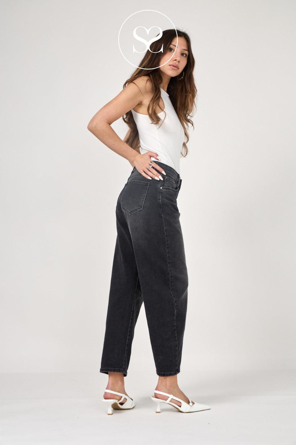 Black Cropped Barrel Jeans - Livia