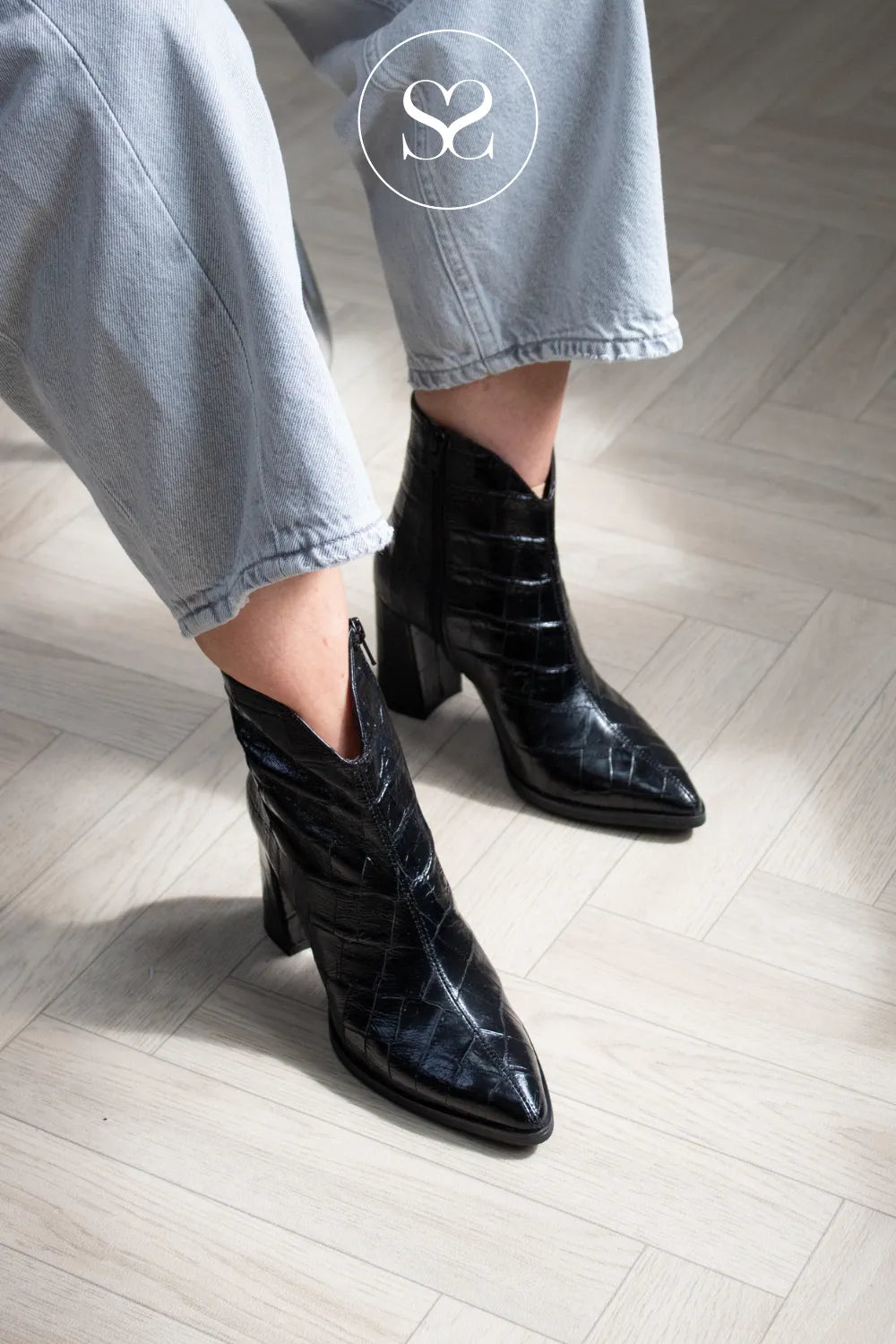 Wonders Black Pointed Heeled Ankle Boots - M-5444