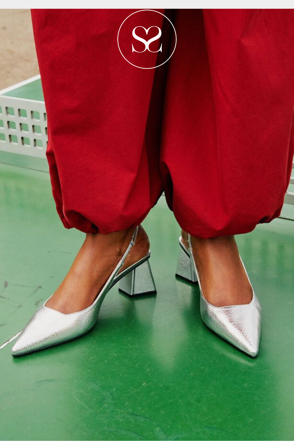 Metallic silver pointed toe slingback shoes with pointed toe and cushioned sole. Occasionwear. Wedding shoes