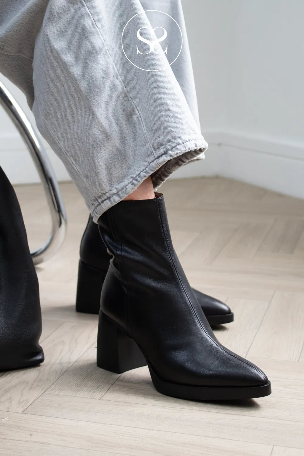 Wonders Black Pointed Heeled Ankle Boots - L-1601