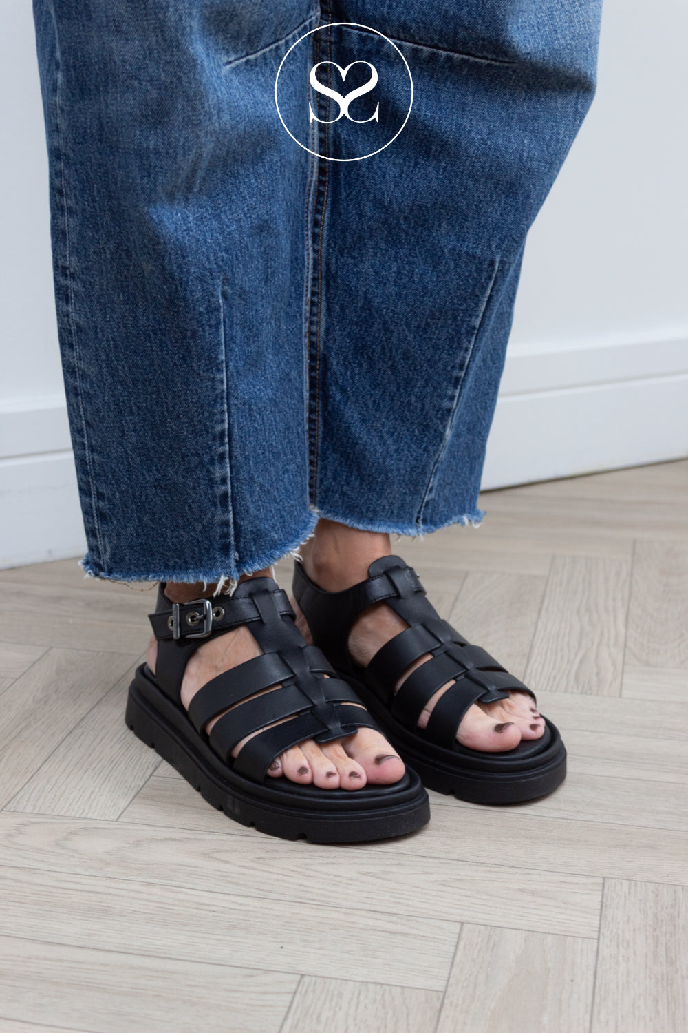 Tamaris Black Chunky Flatform Sandals 1-28214-46