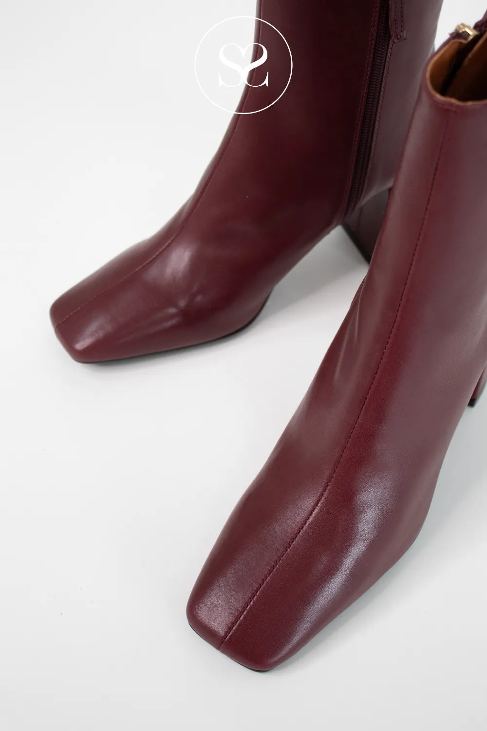 ANGEL ALARCON BURGUNDY BLOCK HEELED ANKLE BOOTS WITH SQUARED TOE - DRIMIA