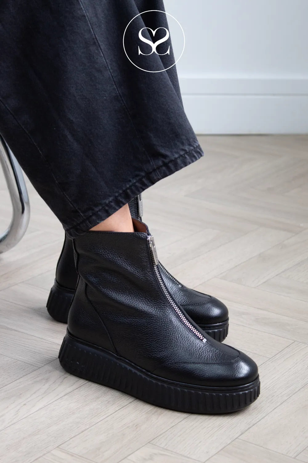 Wonders Black Zip Front Ankle Boots - A-5202