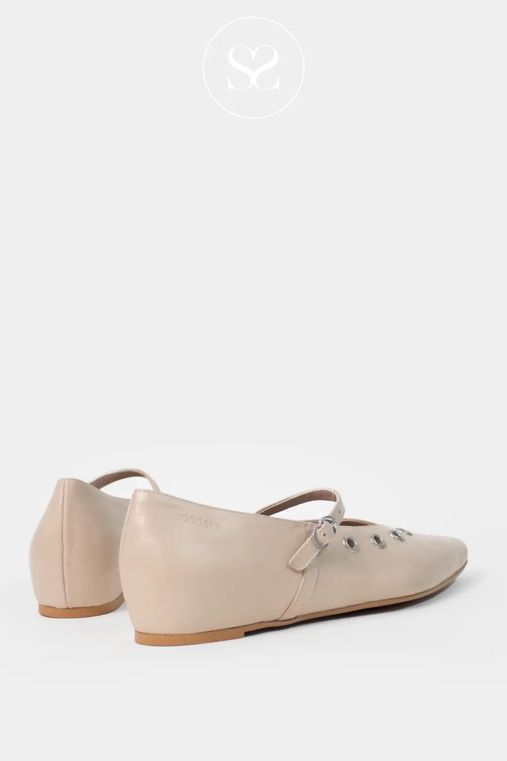 Wonders Off-White Flat Pointed Toe Pumps A-3841 Flattering flat pumps design