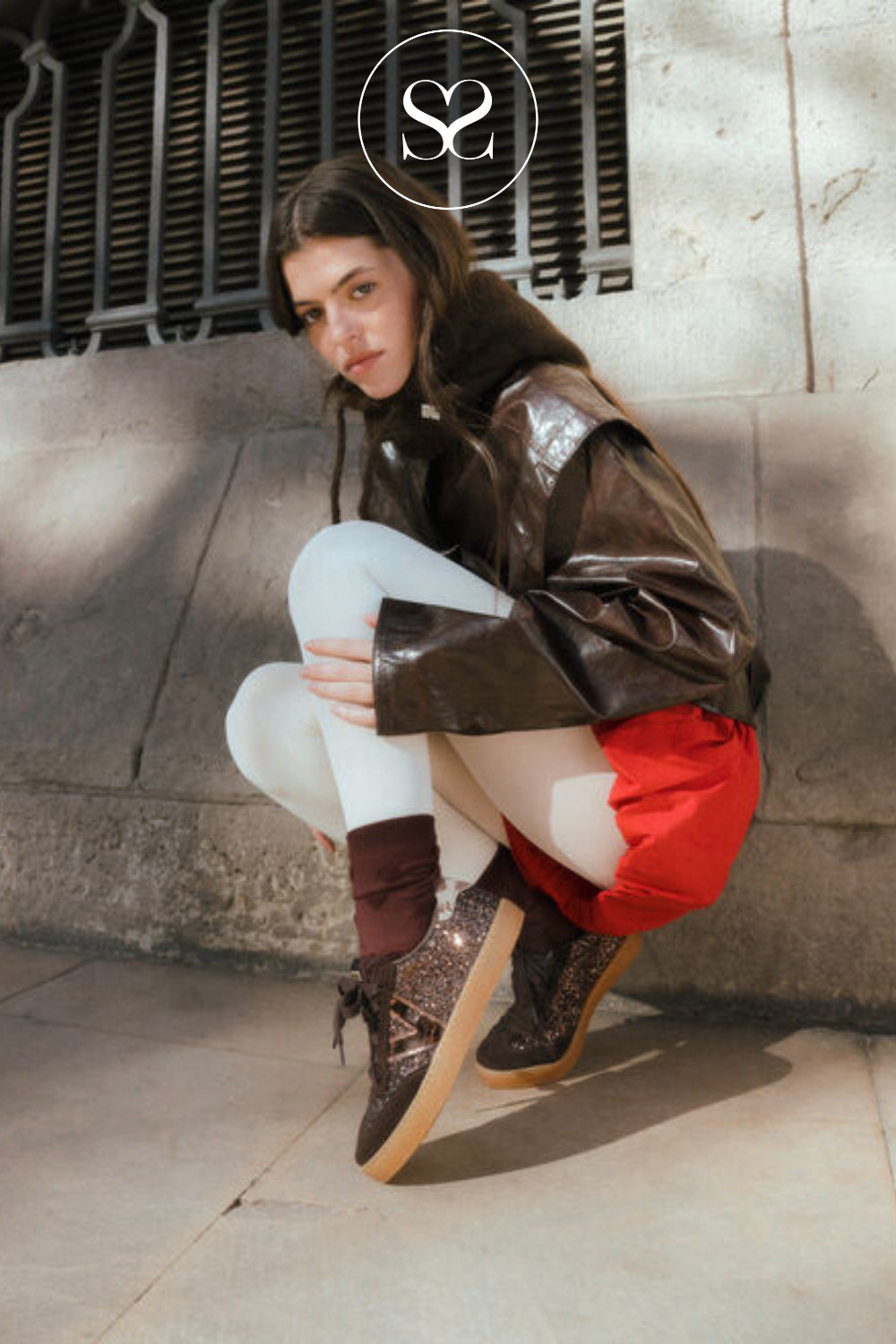 Retro brown sneakers with metallic sparkle detailing, combining dark chocolate tones with beige accents and a classic gum outsole.