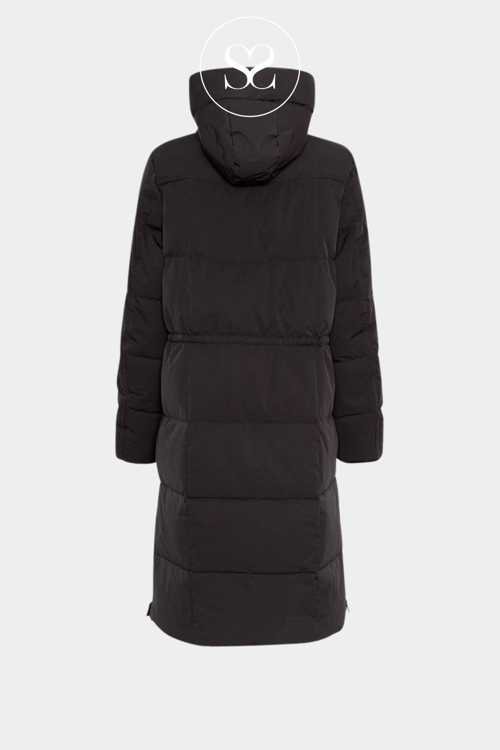 Horizontal quilted panels through the body and sleeves, adding structure while keeping the coat softly padded.
Drawstring waist detail at the back and sides, allowing the shape to be slightly cinched rather than fully straight