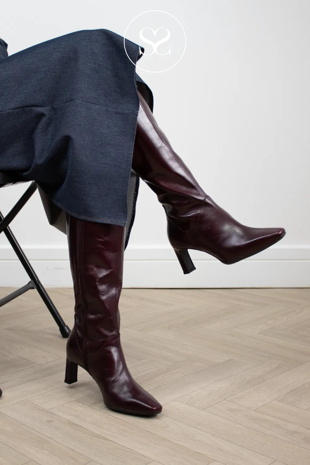 Wonders knee high boots with pointed toe and block heel in burgundy leather