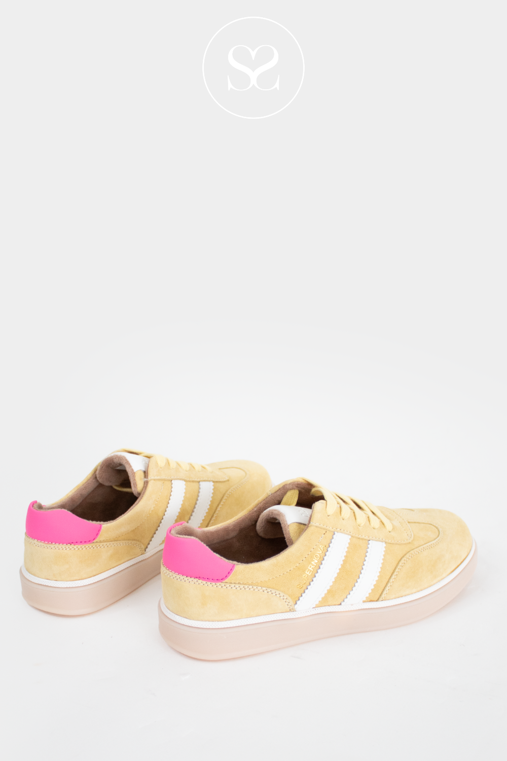 Casual sneakers with white stripes, laces and rubber sole.