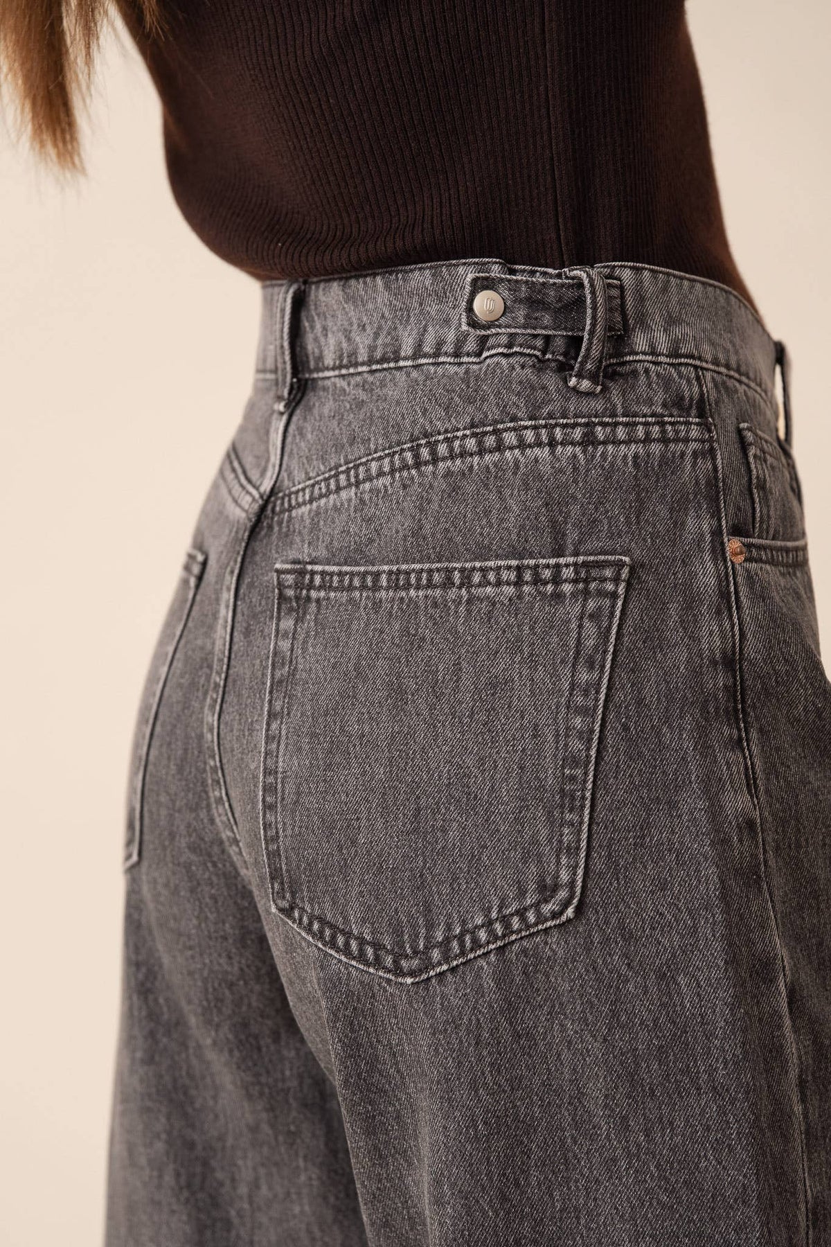 Grey Wash Denim Barrel Jeans — Brune