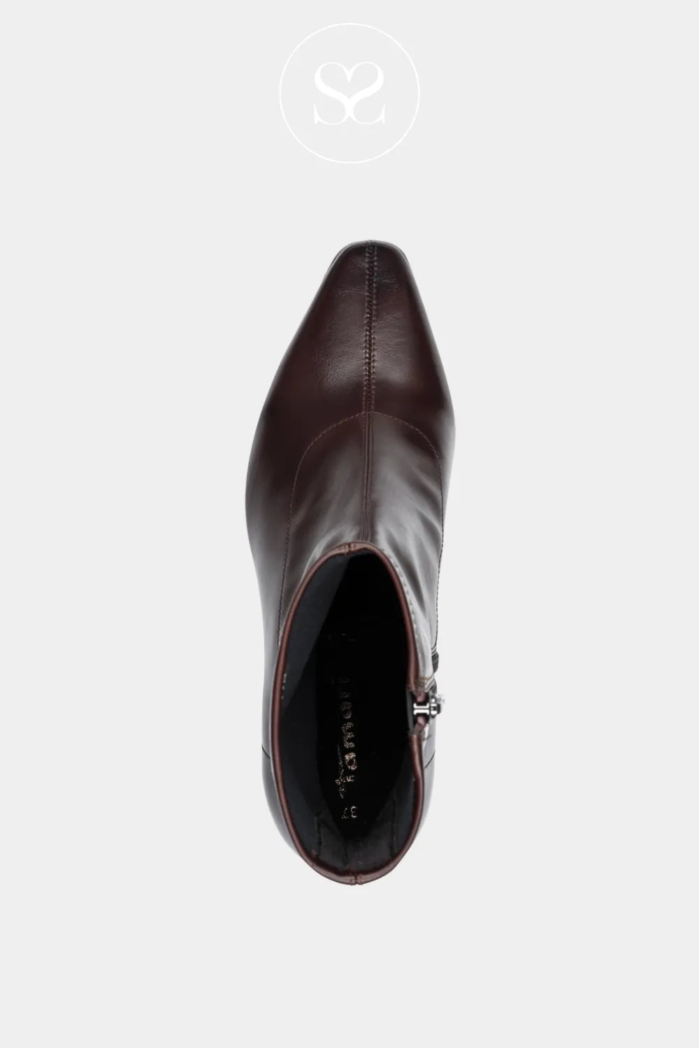 Burgundy boots. Pointed toe boots