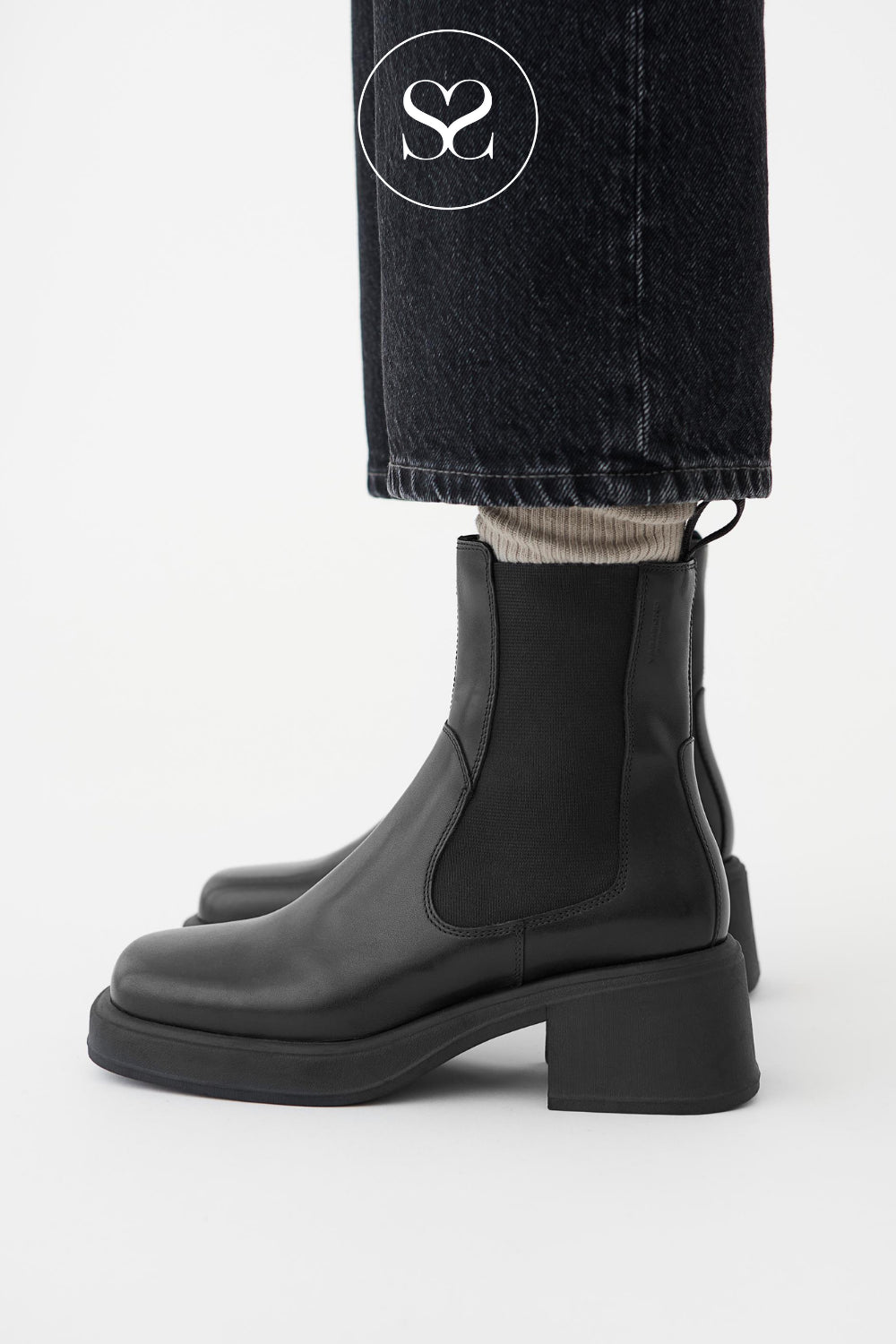 WOMAN WEARING VAGABOND BLACK LEATHER BLOCK HEELED CHELSEA BOOTS - DORAH 5642-001