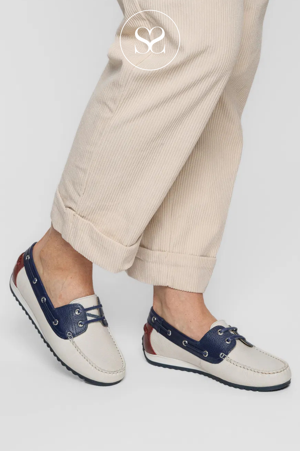 Ara round toe boat shoes. Comfortable everyday shoes. Casual and chic nautical shoes. Removable cushioned insole, rubber sole and leather lace.