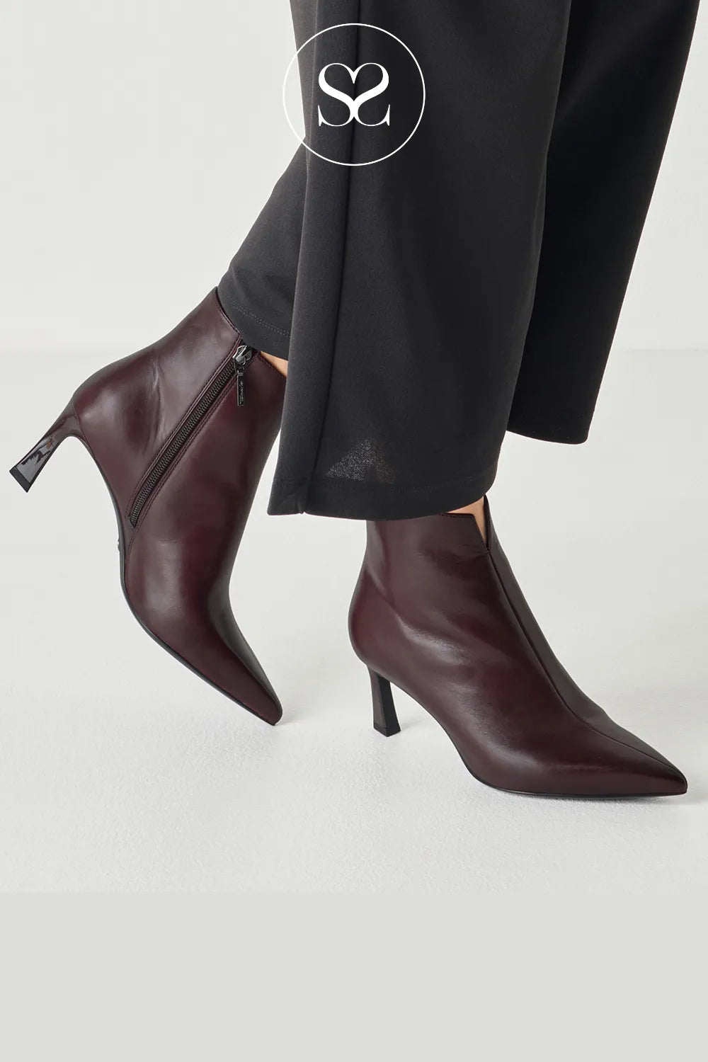 Wine pointed toe dress boots with v-cut and mid heel. Occassionwear boots