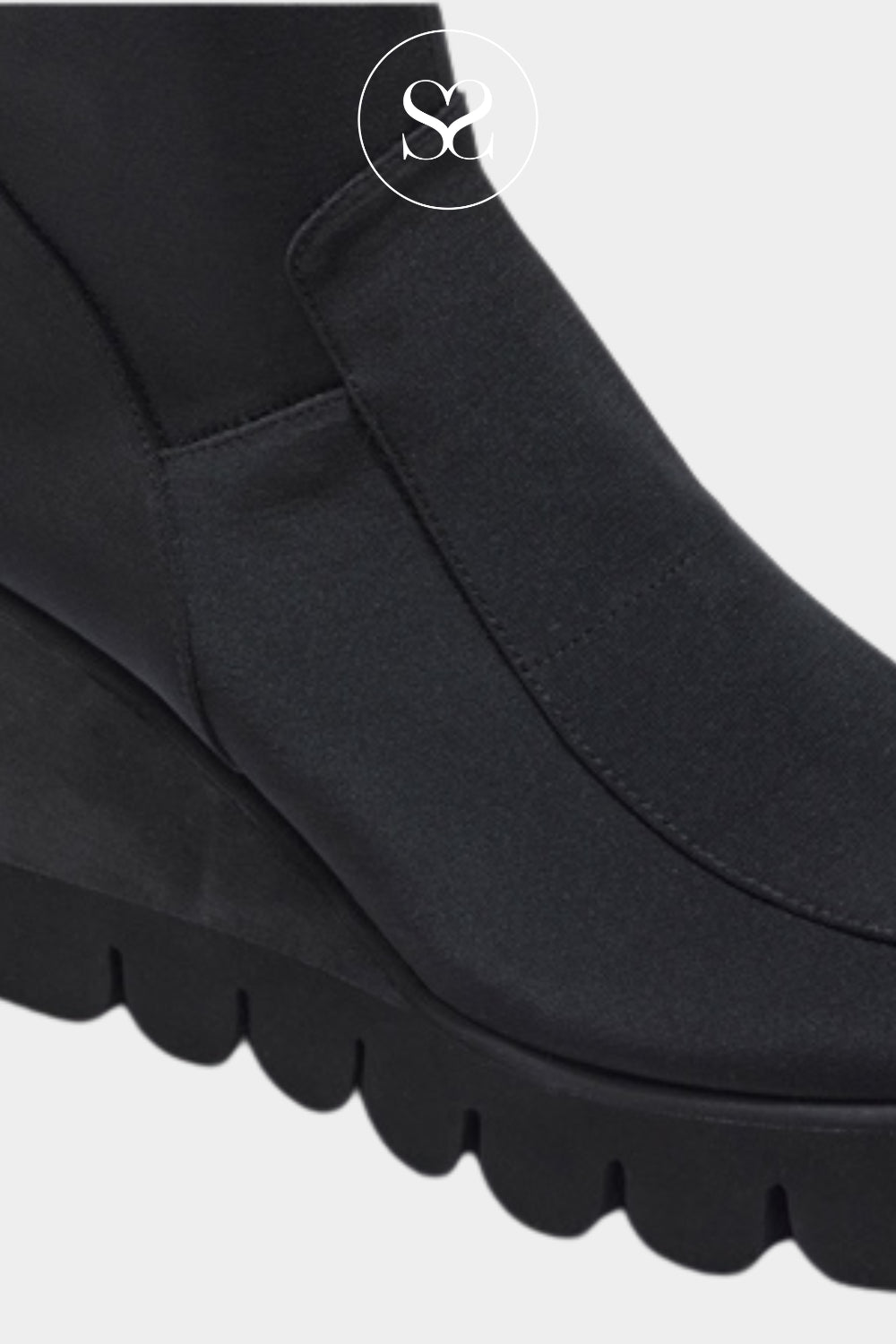 CARL SCARPA BLACK WEDGE ANKLE BOOTS WITH A RUBBER SOLE LAINIE