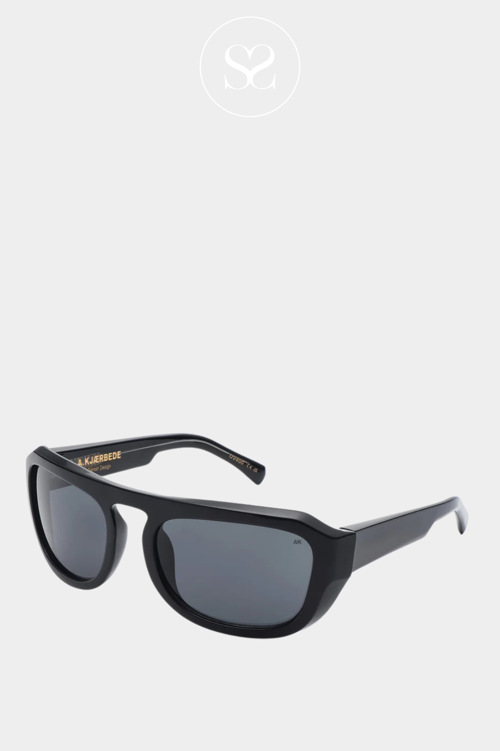 AKJAERBEDE MAX BLACK SUNGLASSES WITH A WIDE AND ROBUST FRAME