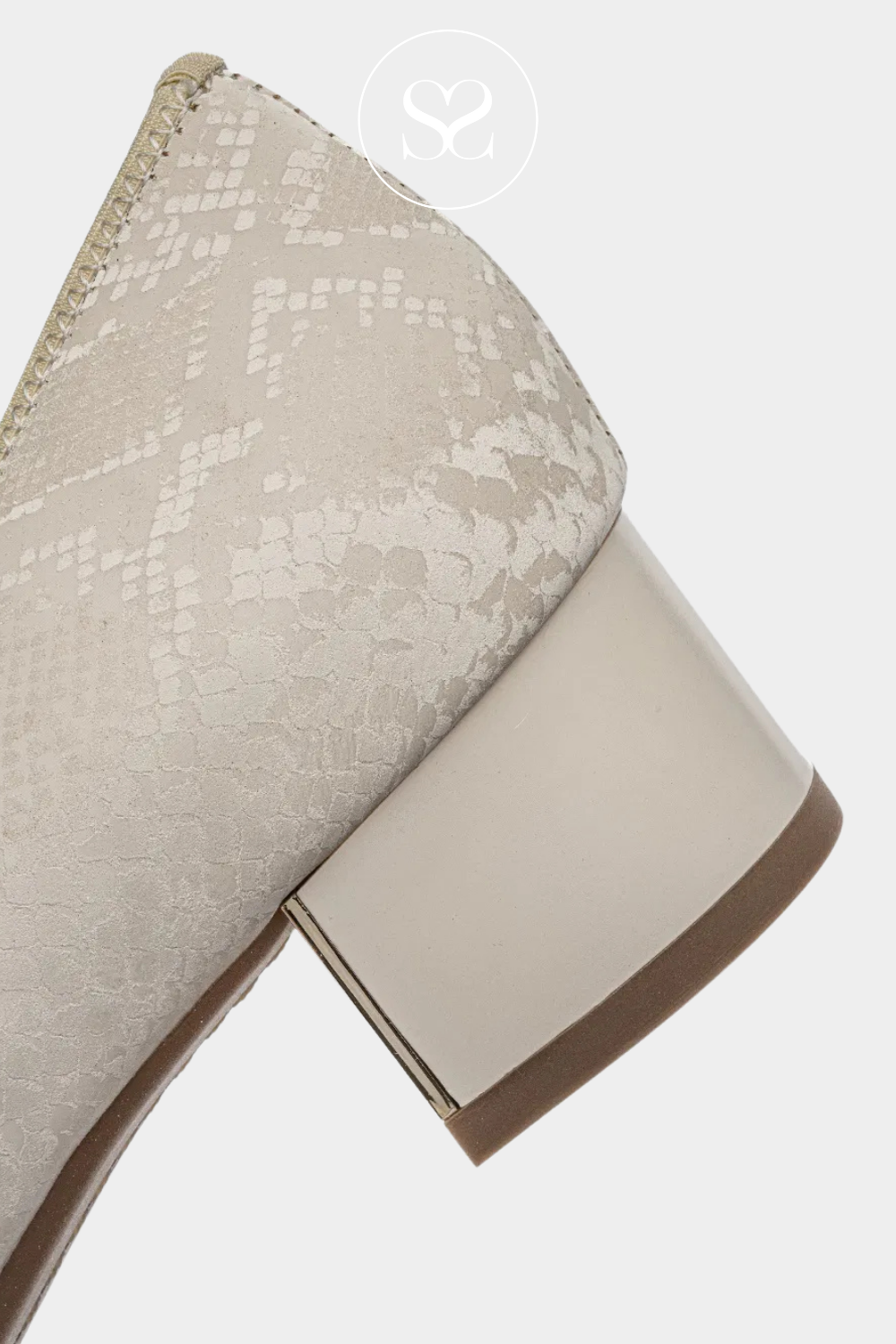 Low block Ara heels in cream. Neutral shoes for your occasionwear.