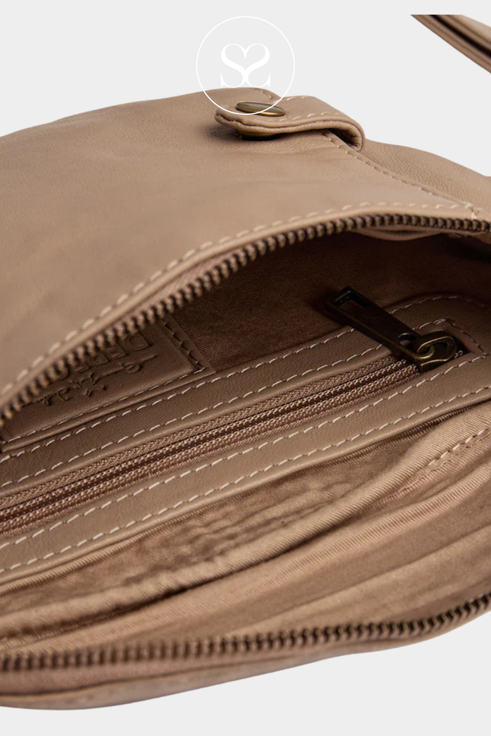 DEPECHE LEATHER BAG WITH LARGE PRIMARY COMPARTMENT AND SMALL ZIPPER POCKET