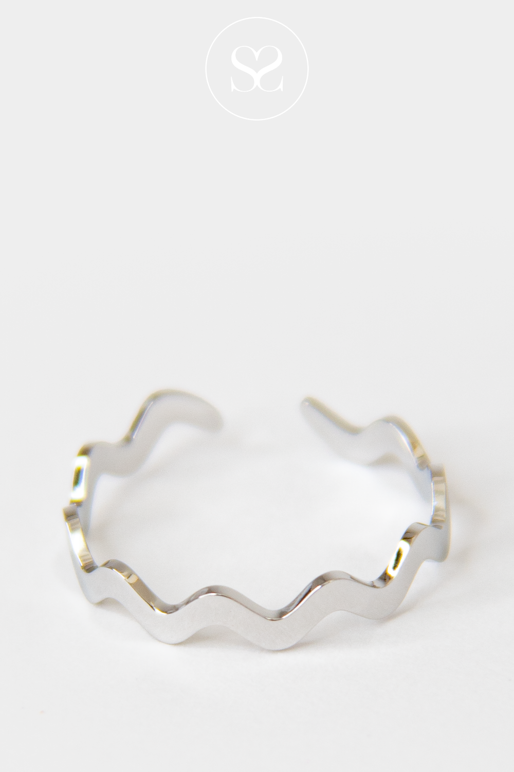 EMMY 07 SILVER SCALLOPED RING