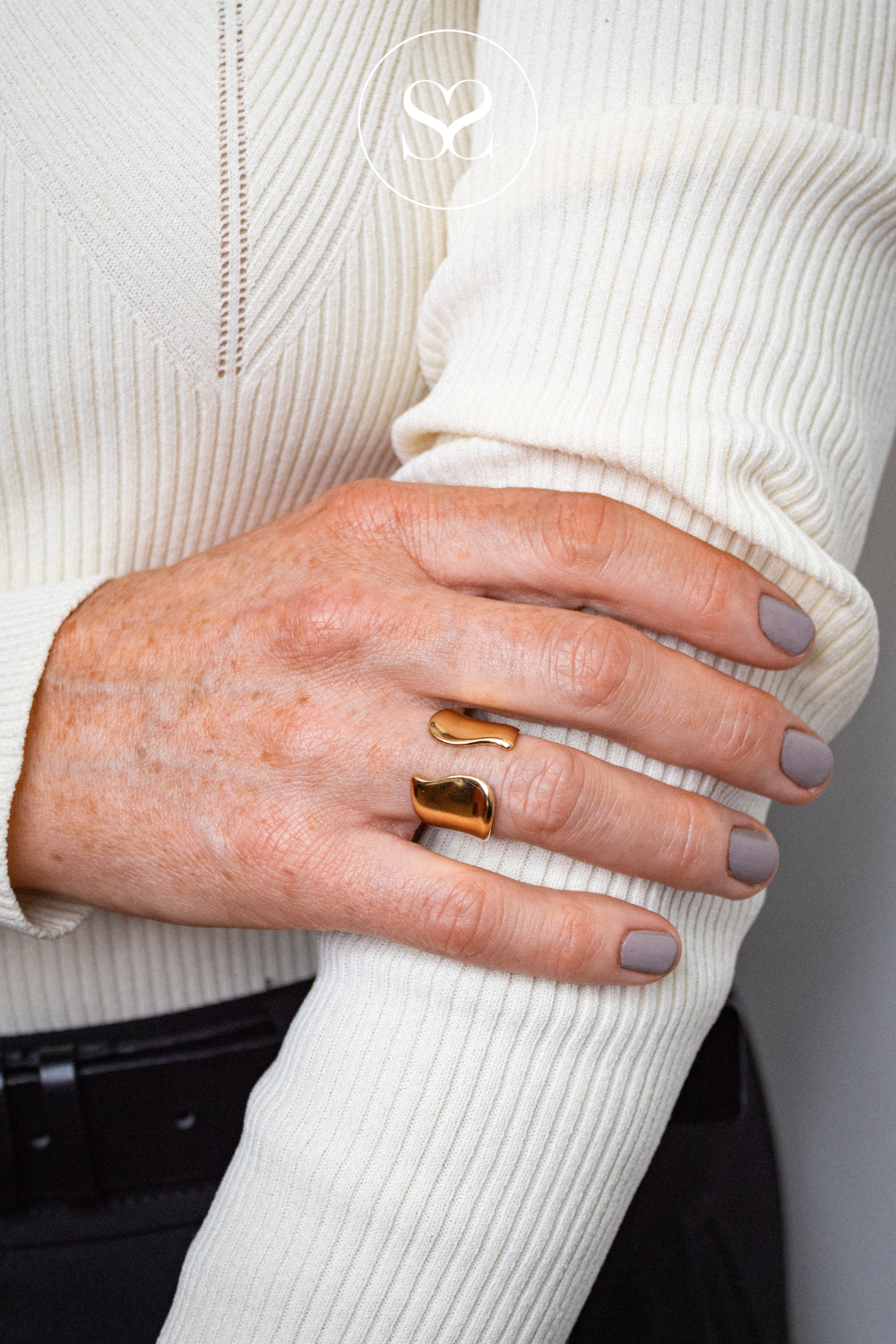 EMMY 17 GOLD CHUNKY ASYMMETRICAL GOLD CURVE RING