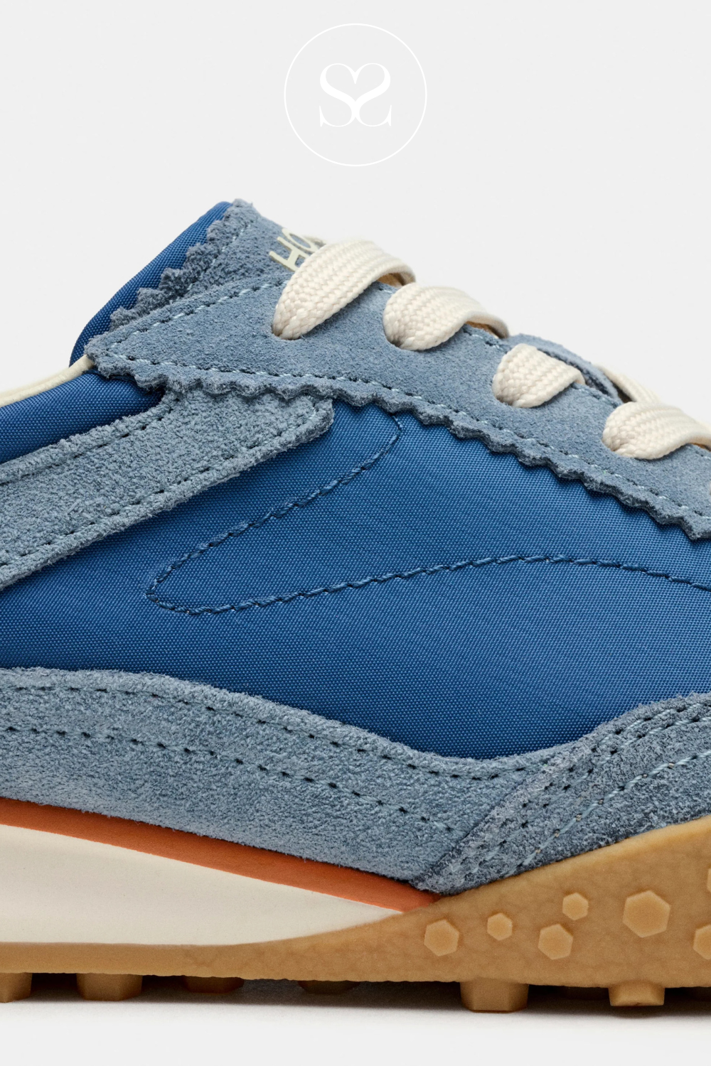 Blue runners for Spring. Sporty style. Walking runners with interchangeable laces. Narrow trainer with round toe.