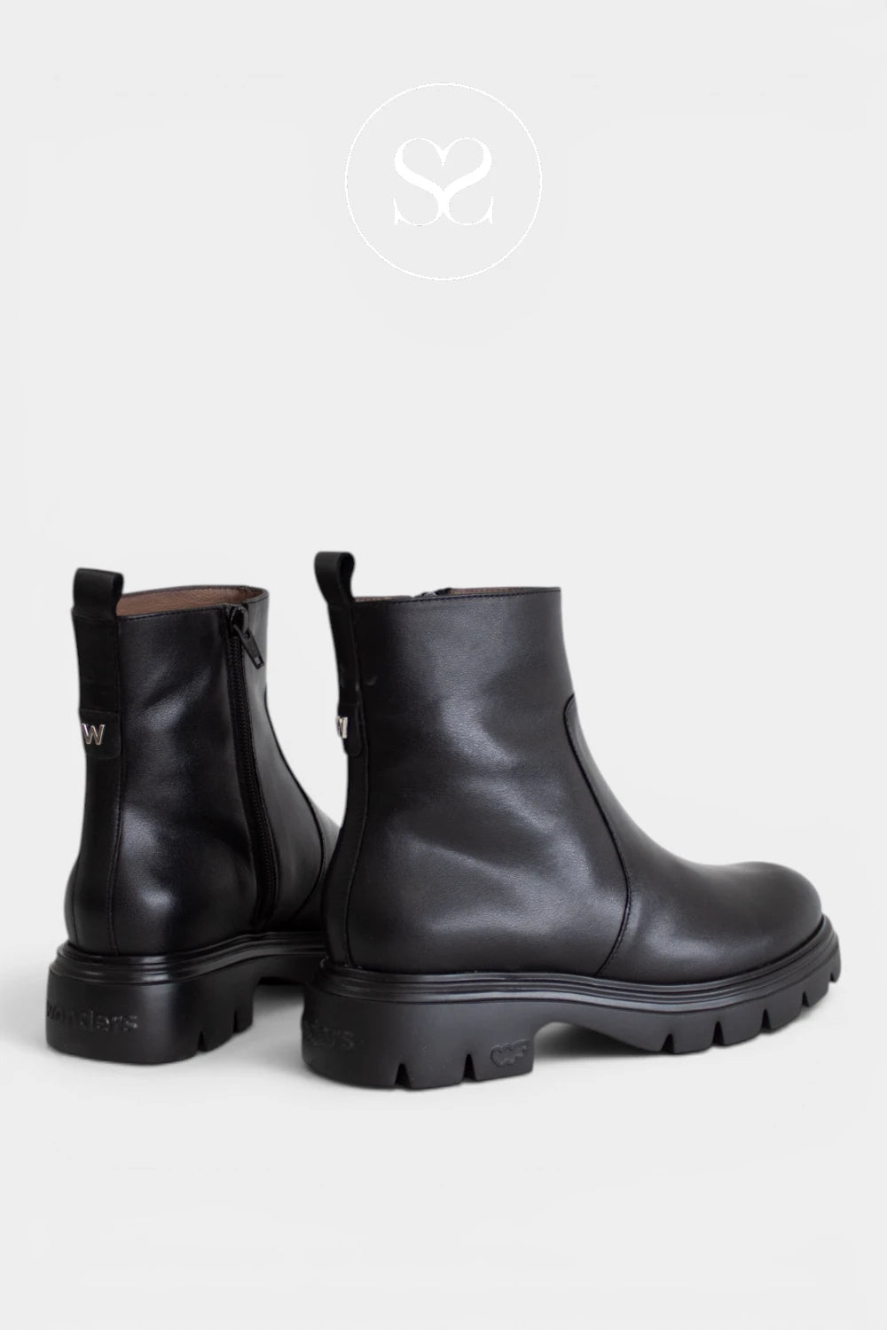 Comfortablre lightweight ankle boots in black leather for women from Wonders