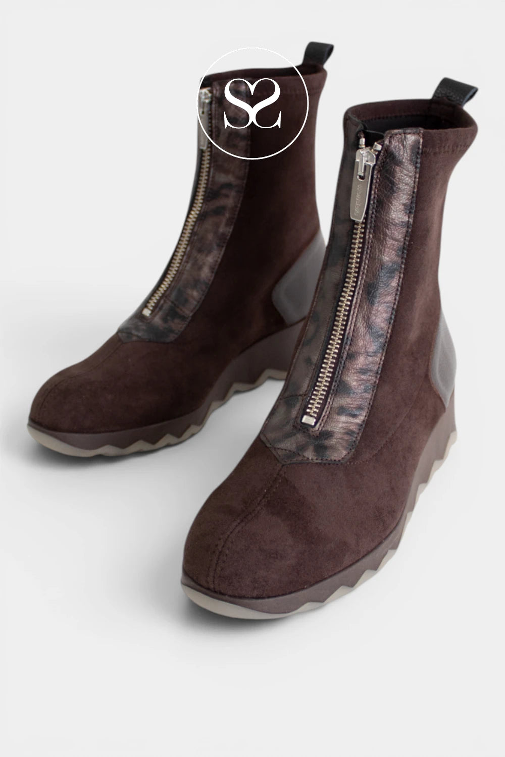 Women’s brown ankle boots with a soft suede finish and a bold front zip for a modern, easy-to-wear look for Women - Ireland