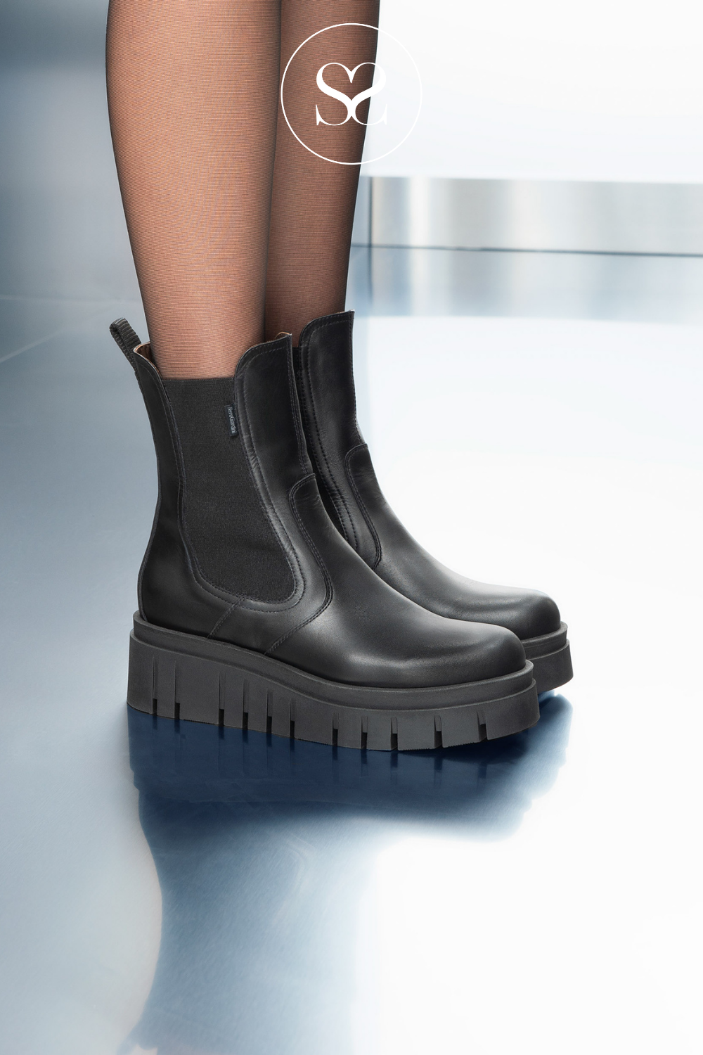 chunky chelsea boots for women in black leather from Nero Giardini