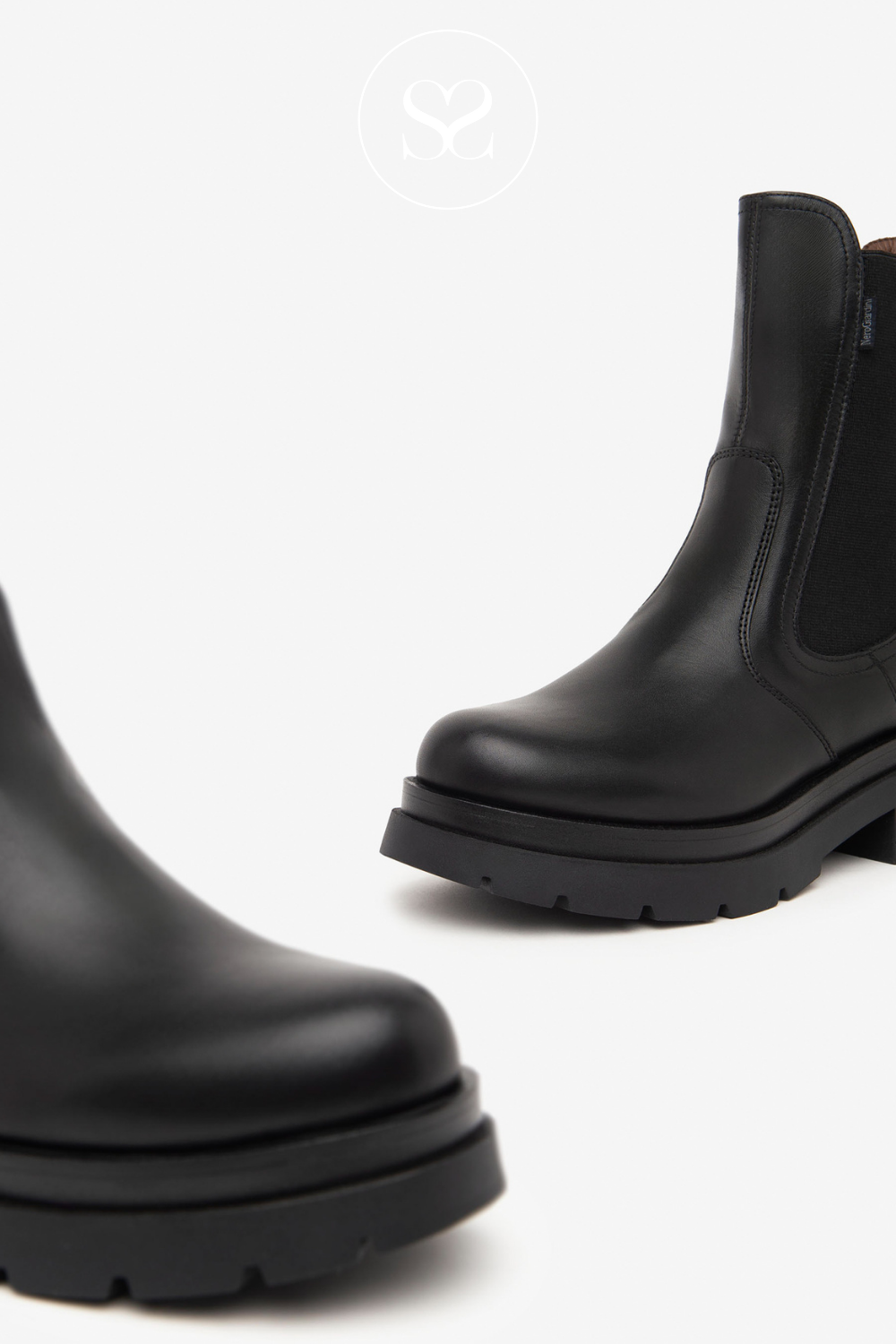 Pull on chunky chelsea boots from Nero Giardini i411940d