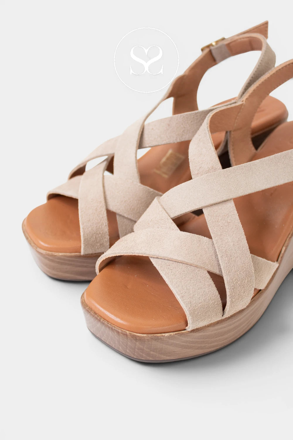 Comfortable neutral wedges for everyday in beige suede finish