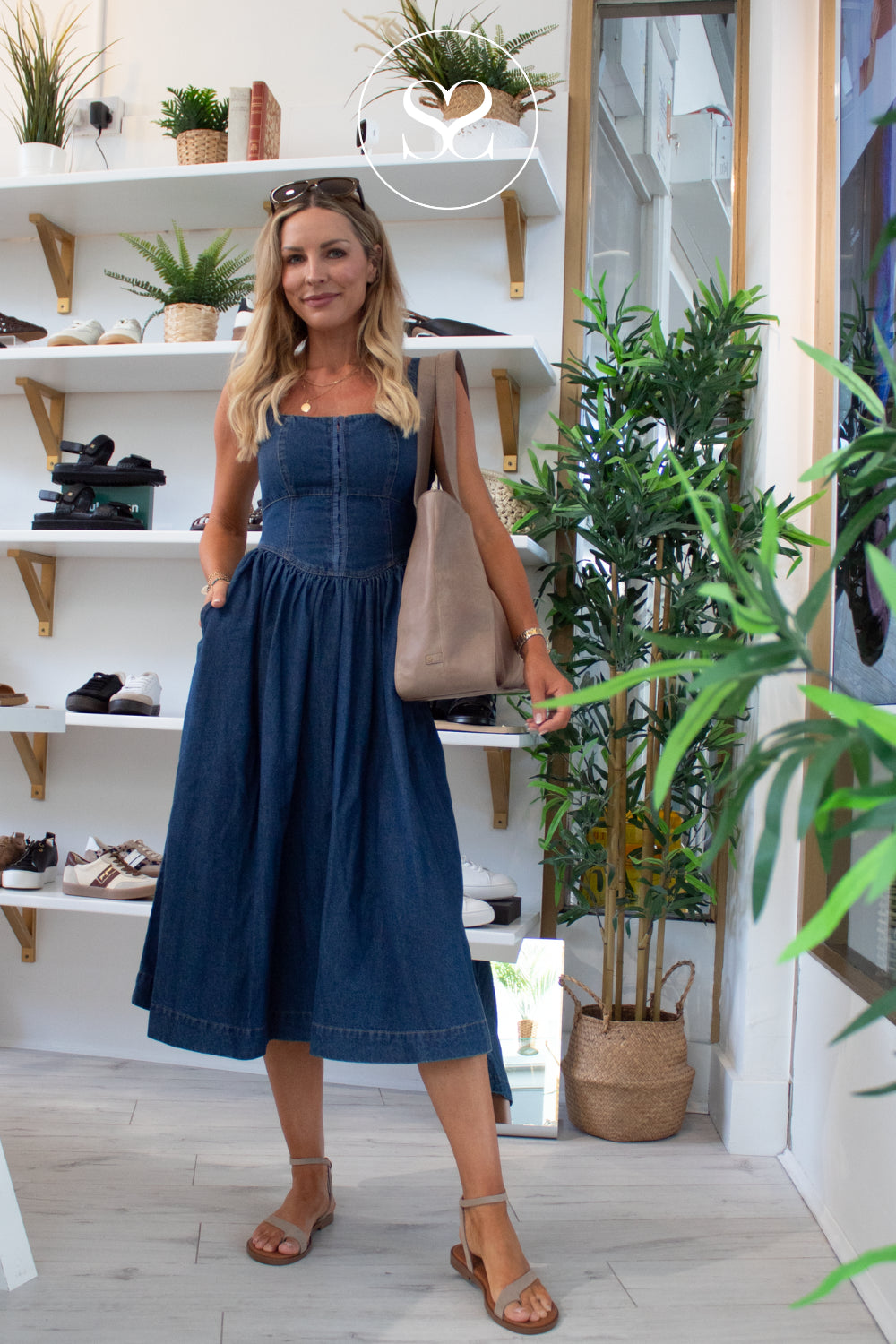 summer outfit with taupe suede lat sandals and matching shopper bag in Ireland