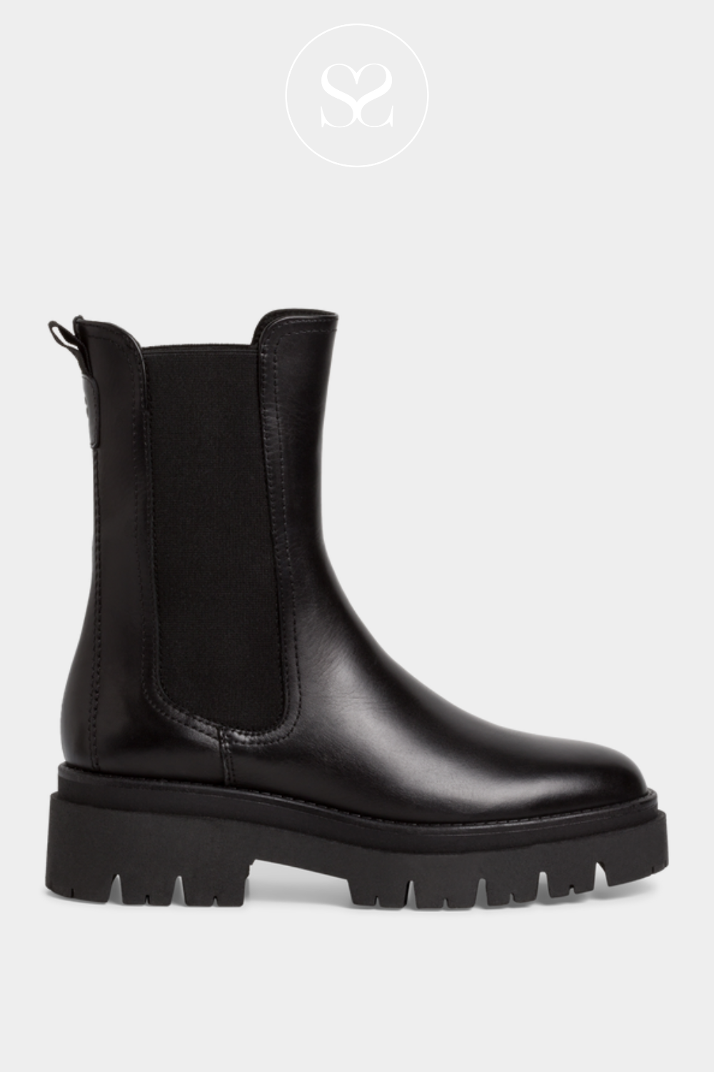 Black leather chunky chelsea boots. Pull on boots with no fastener. Chunky sole. Plain boot, round toe.
