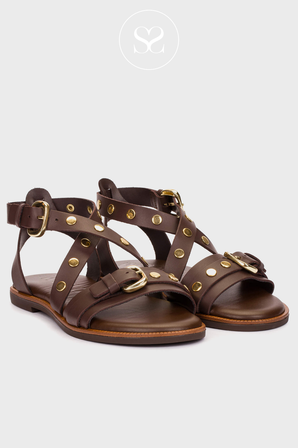 Wonders spanish gladiator sandals with padded insole and flat sole. Criss -cross straps with gold studs. Summer style. Adjustable ankle strap