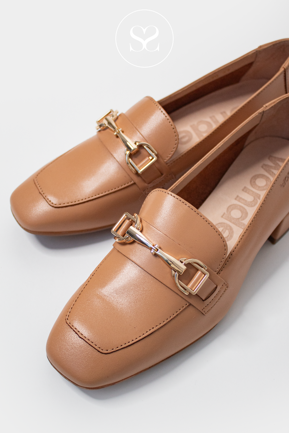 WONDERS C-5030 CAMEL LOW HEELED LOAFERS WITH GOLD BUCKLE