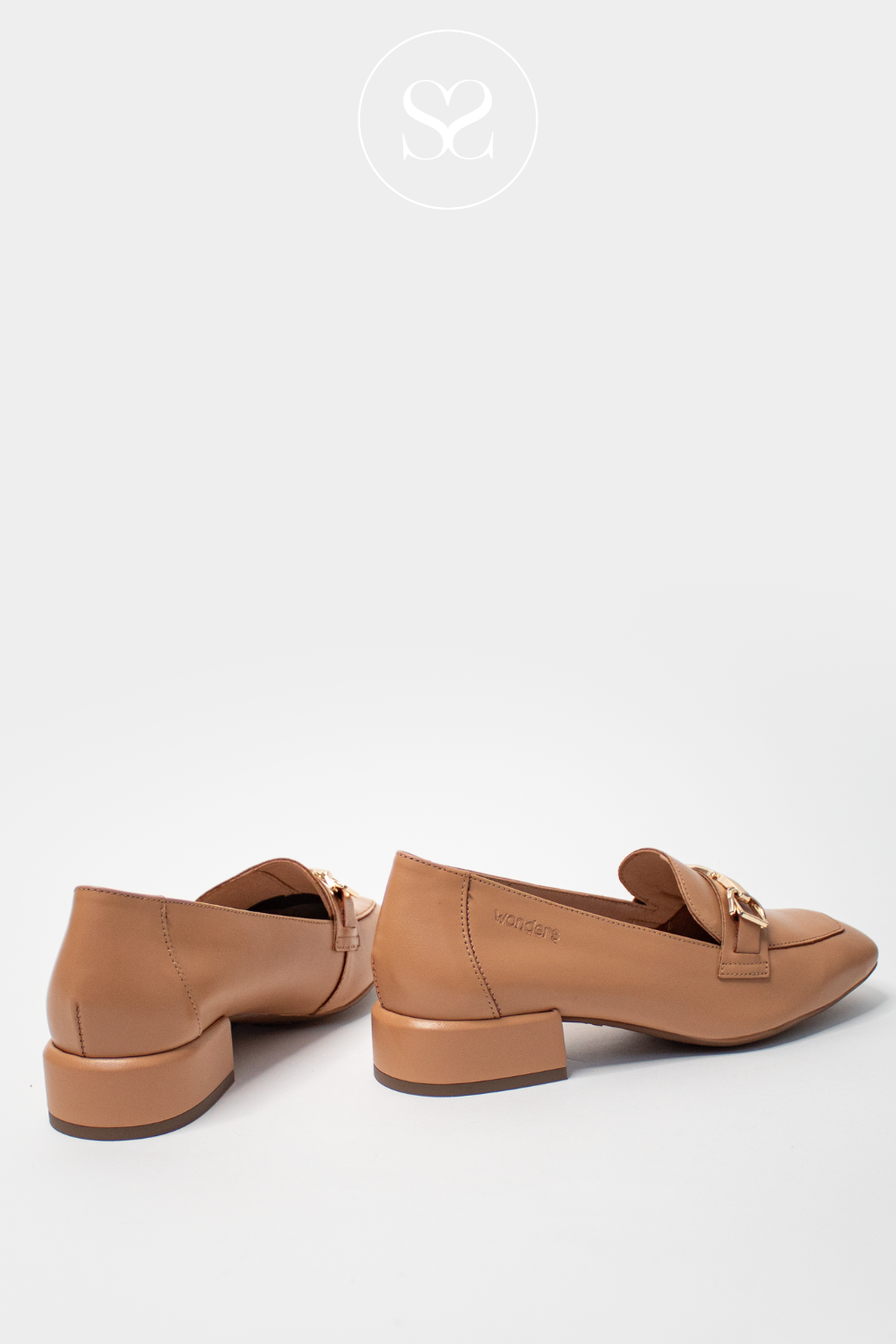 WONDERS C-5030 CAMEL LOW HEELED LOAFERS WITH GOLD BUCKLE