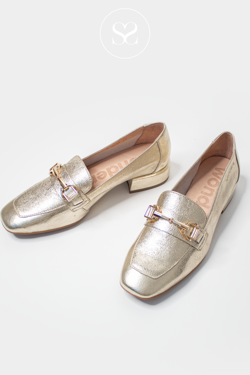 WONDERS C-5030 GOLD LEATHER LOW HEELED LOAFERS WITH GOLD BUCKLE CHAIN
