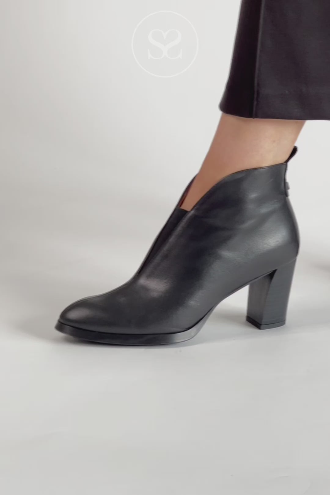 WONDERS BLACK POINTED BLOCK HEEL ANKLE BOOT - L-1112