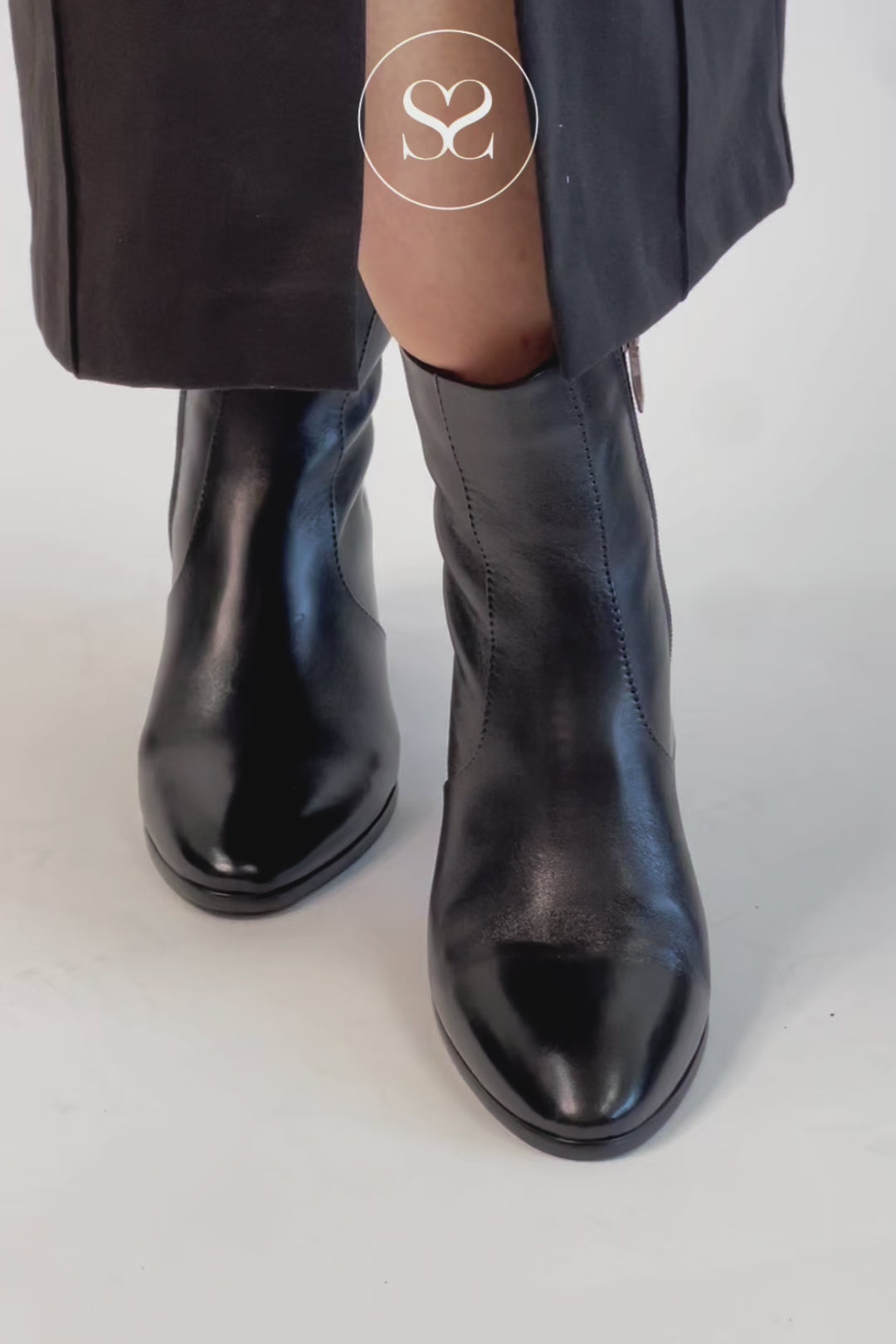 woman wearing regarde le ciel millie-01 boots in black leather